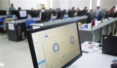 《天津日报》就研考评卷工作采访报道我校研究生处相关负责人